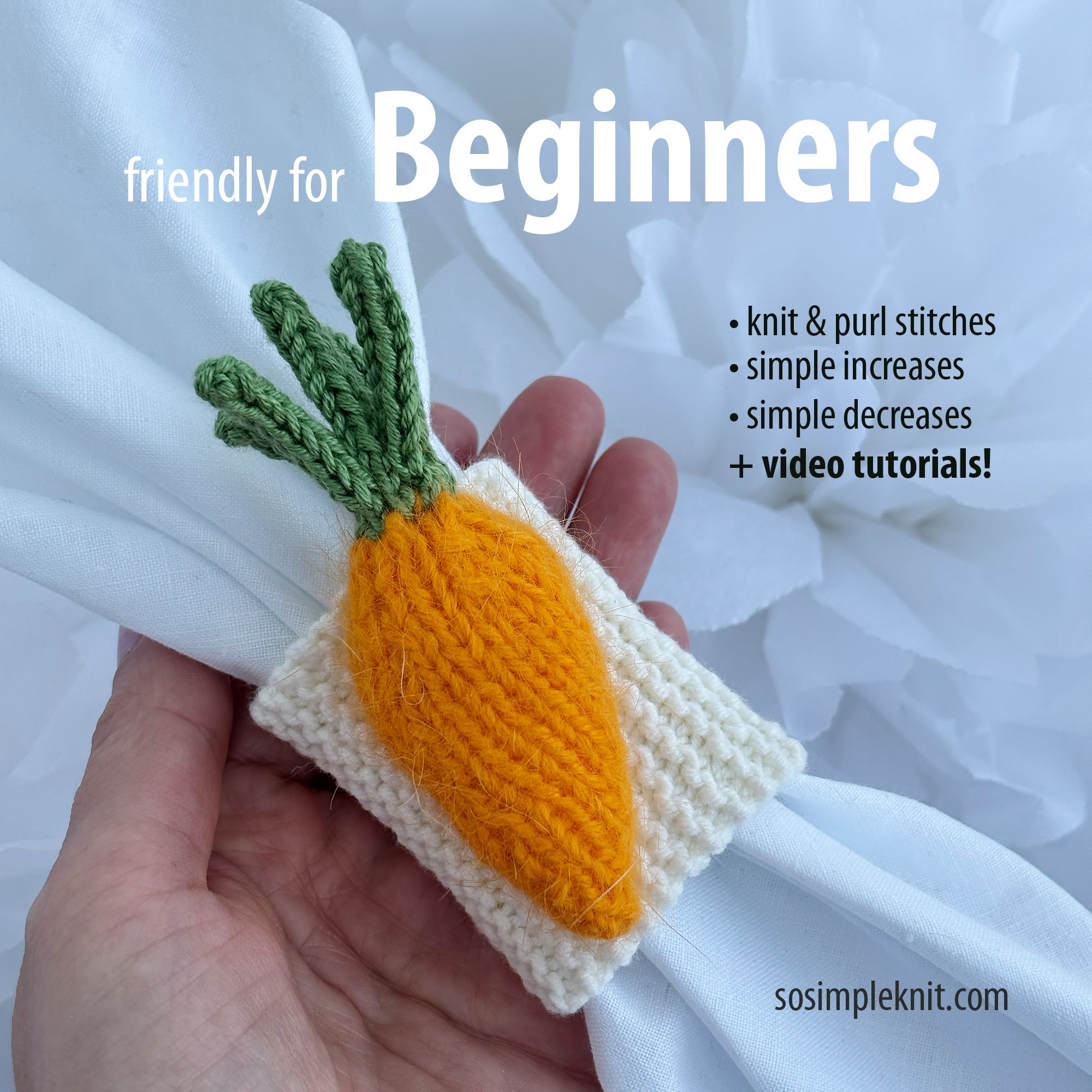 A carrot-shaped knitted napkin ring is shown. A woman is holding it together with a napkin against a white background. The text on the image reads: “Perfect for beginners. You only need to know how to knit and purl. Everything else is included in the pattern.”