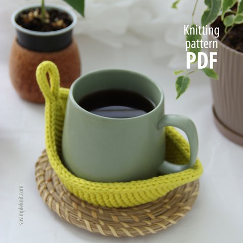 Knitted leaf coaster made of yarn, cozy kitchen and table accessory, used as a mug rug or hot pad, crafted in garter stitch, handmade item knitting pattern